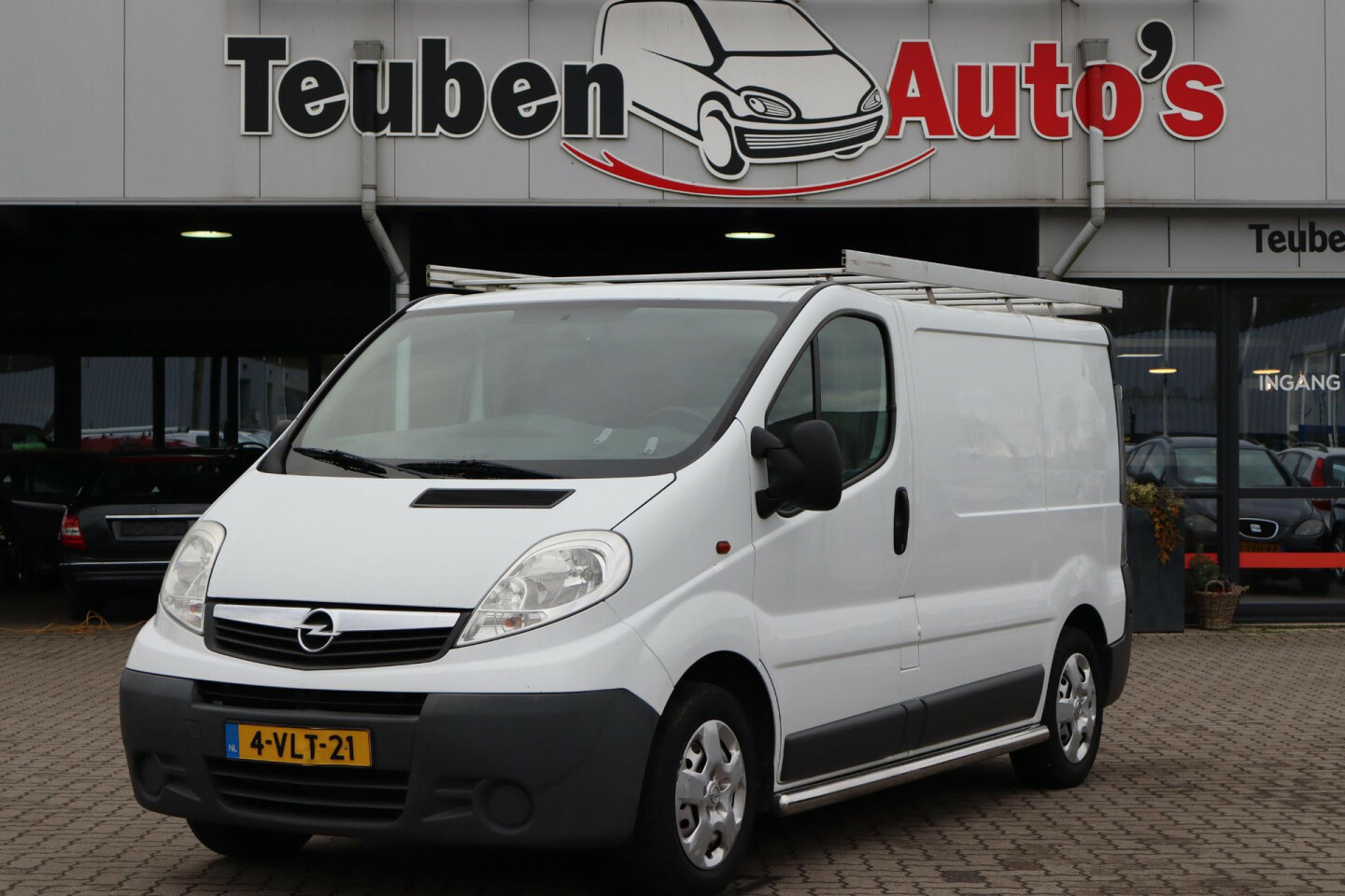 Opel-Vivaro-0