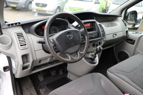 Opel-Vivaro-1